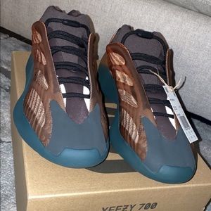 Yeezy 700 orange fade size 12